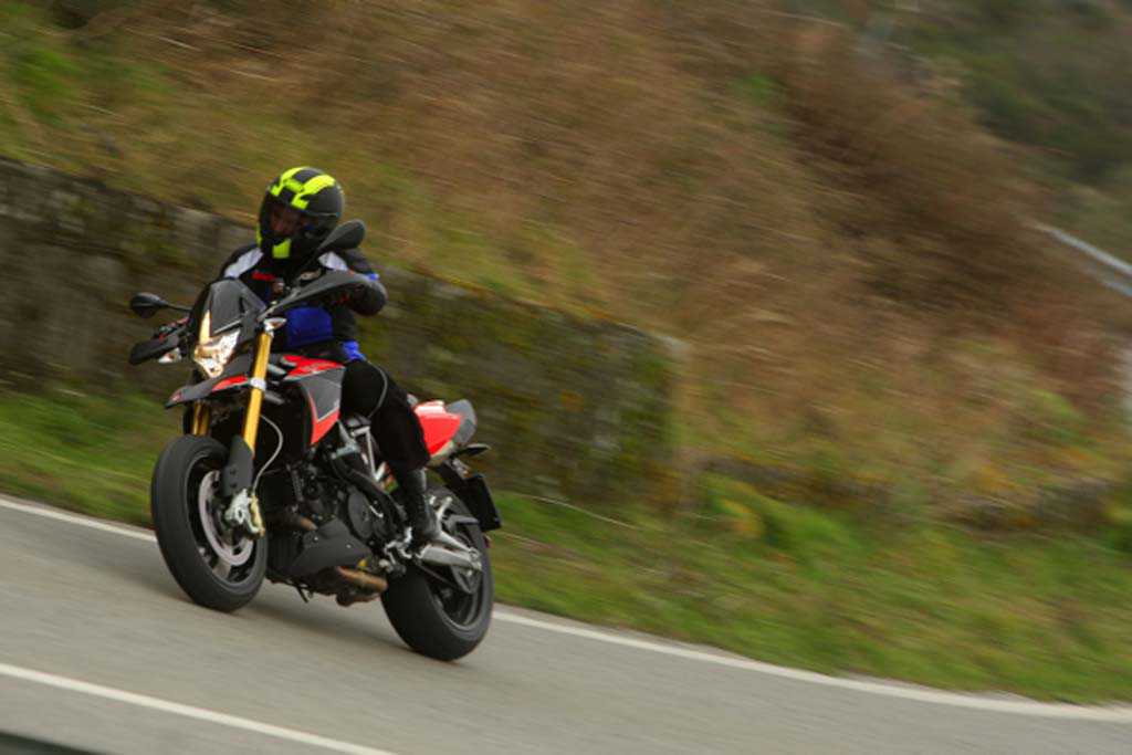 aprilia-dorsoduro-1200-2012-3.jpg