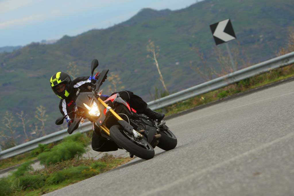 aprilia-dorsoduro-1200-2012-4.jpg