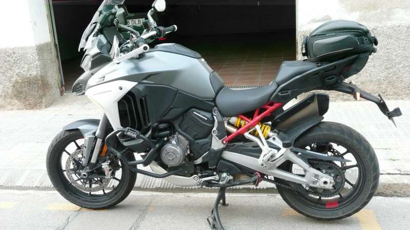 Vendo Ducati Multistrada V4S gris año 2022 en garantia oficial o cambio por Suzuki GSX S1000GX