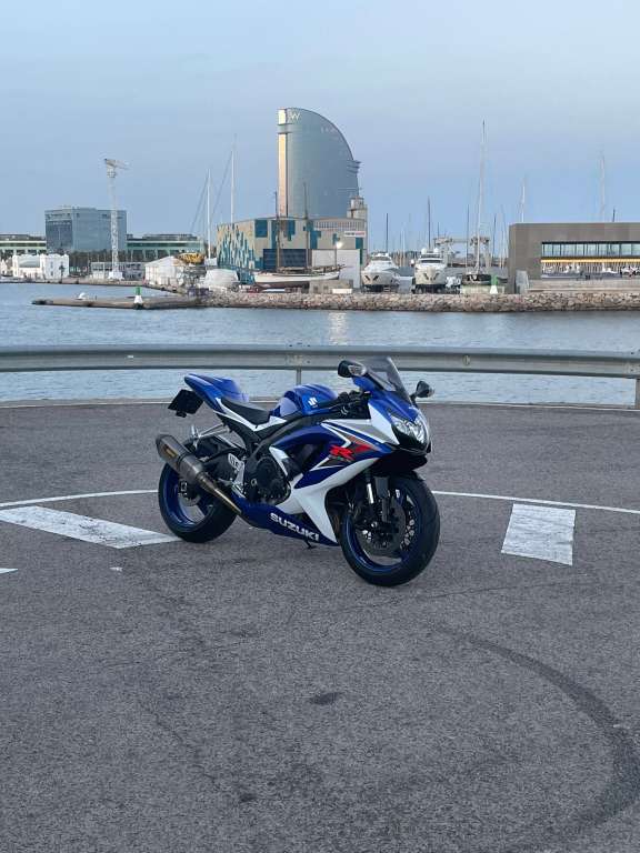 Presentacion GsxR 750 K8